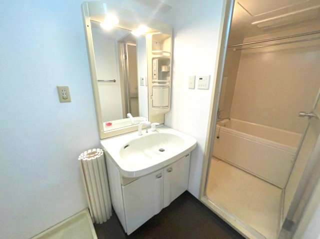 洗面設備　イメージとして同建物他部屋を表示しています