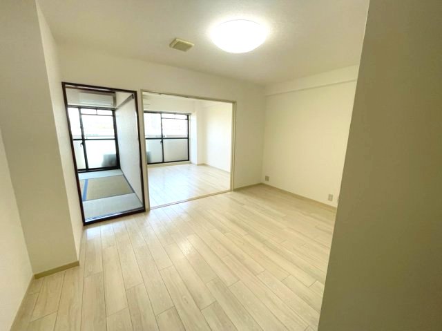 居室・リビング　イメージとして同建物他部屋を表示しています