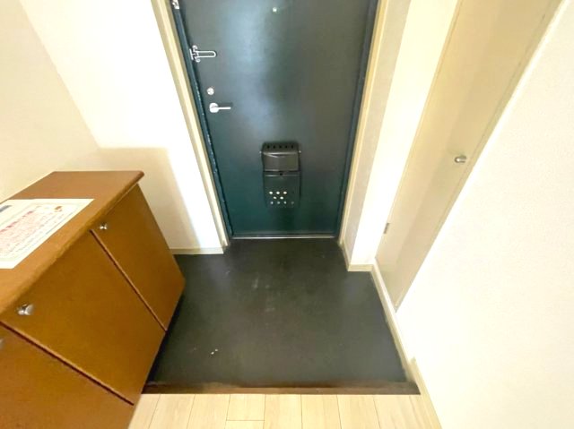 玄関　イメージとして同建物他部屋を表示しています