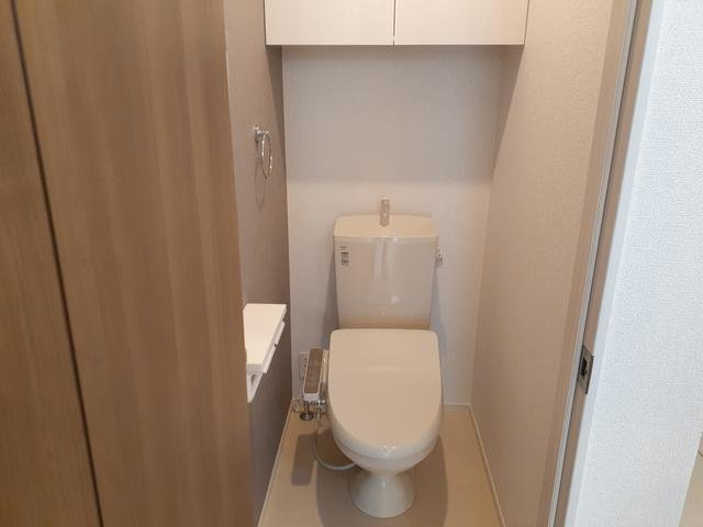 トイレ　落ち着いた色調のトイレです