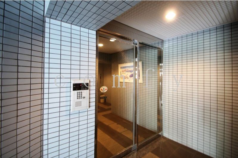 エントランス　オートロック付きエントランス