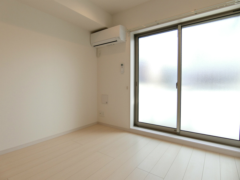 居室・リビング　バルコニー付きの洋室♪