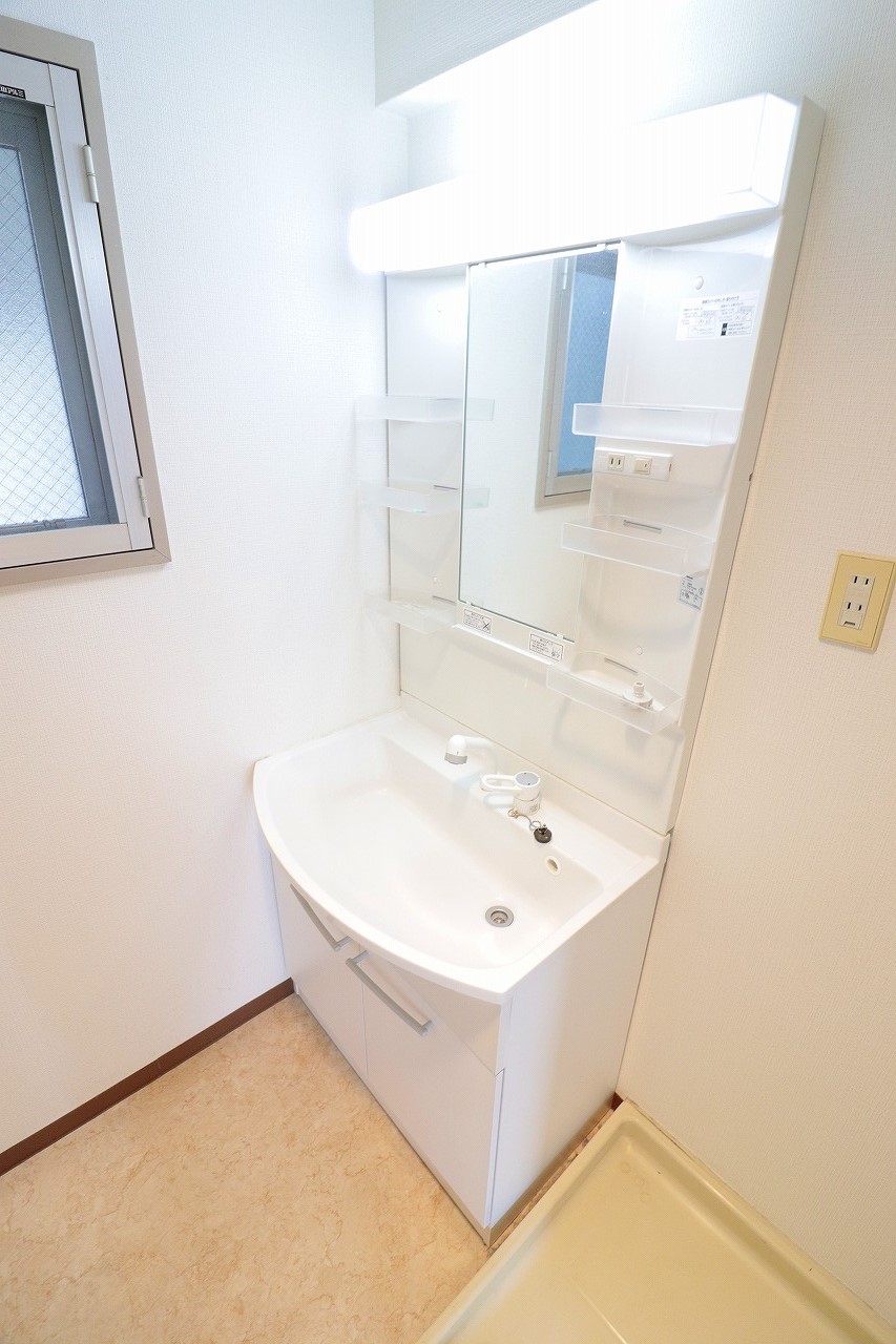 洗面設備　※同物件、別部屋の写真です。