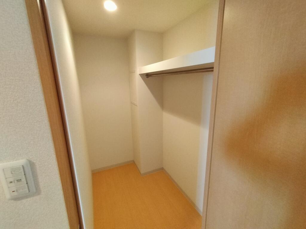 収納　※同建物の別のお部屋の写真です。