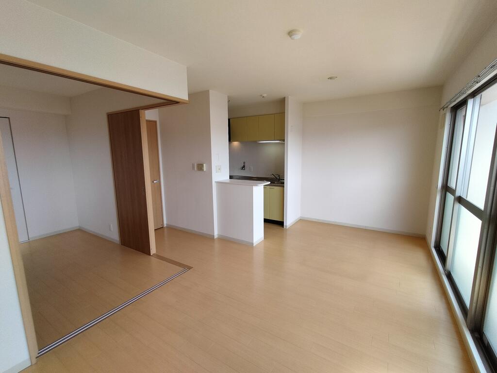 居室・リビング　※同建物の別のお部屋の写真です。