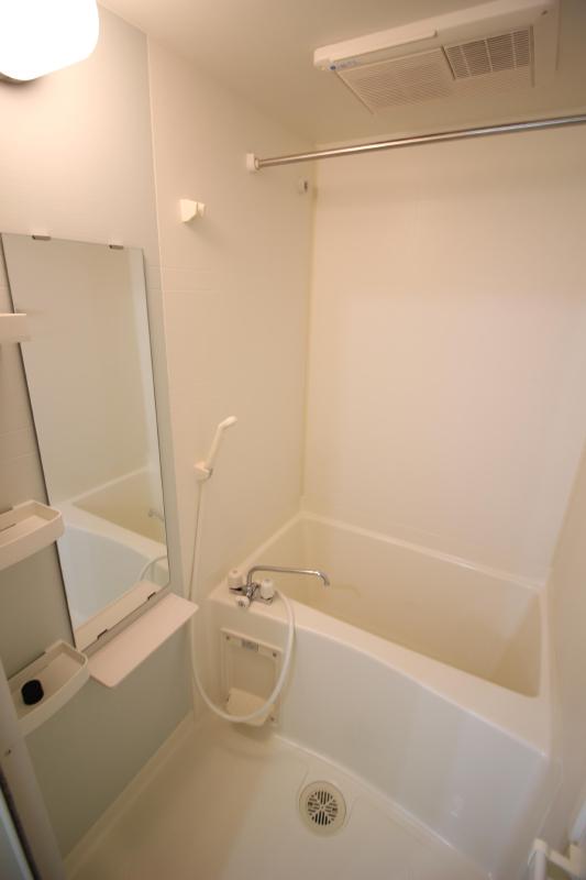 バス・シャワールーム　1　浴室乾燥機能付きバス