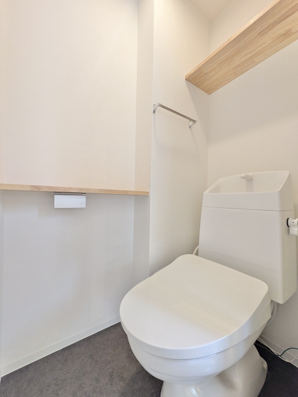 トイレ　白基調で清潔感のある空間