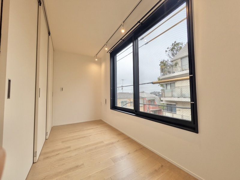 その他部屋・スペース　大きな窓が開放的　※同間取りの４０４号室の写真です