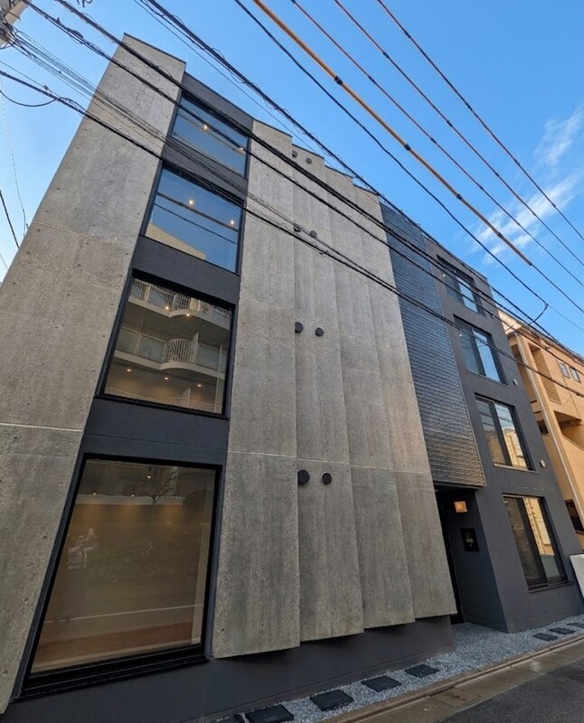 建物外観　直線的でスタイリッシュな外観