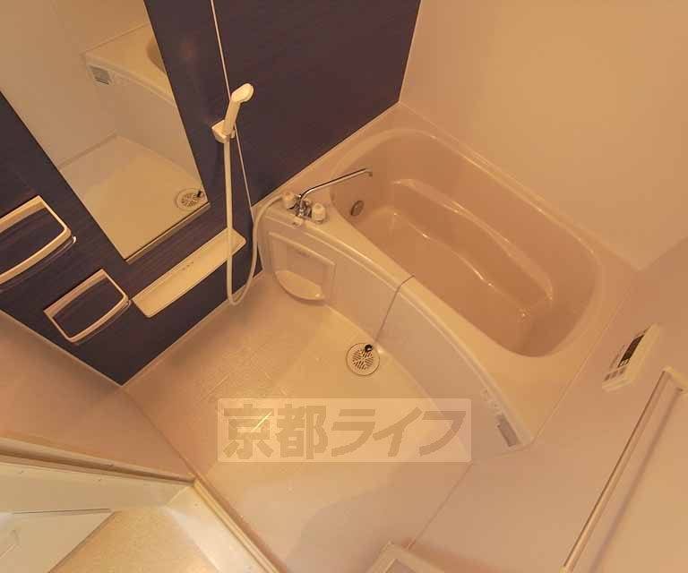 バス・シャワールーム　追い焚き、浴室乾燥機付きの浴室です。