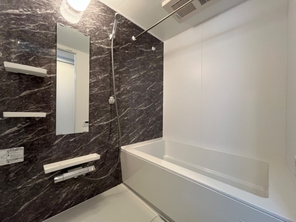 バス・シャワールーム　※参考写真　同建築メーカー施工の同間取完成他物件のものです。