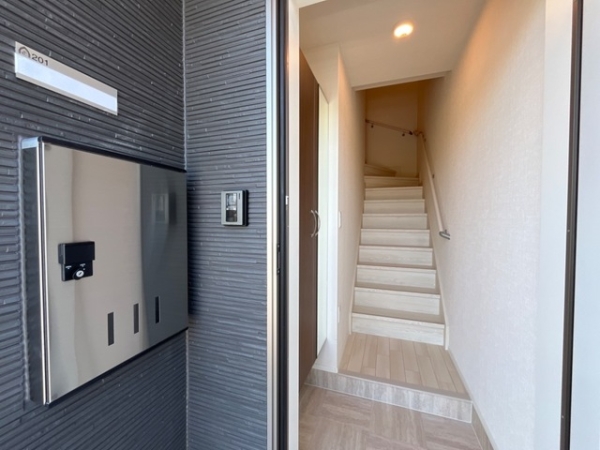 玄関　※参考写真　同建築メーカー施工の同間取完成他物件のものです。