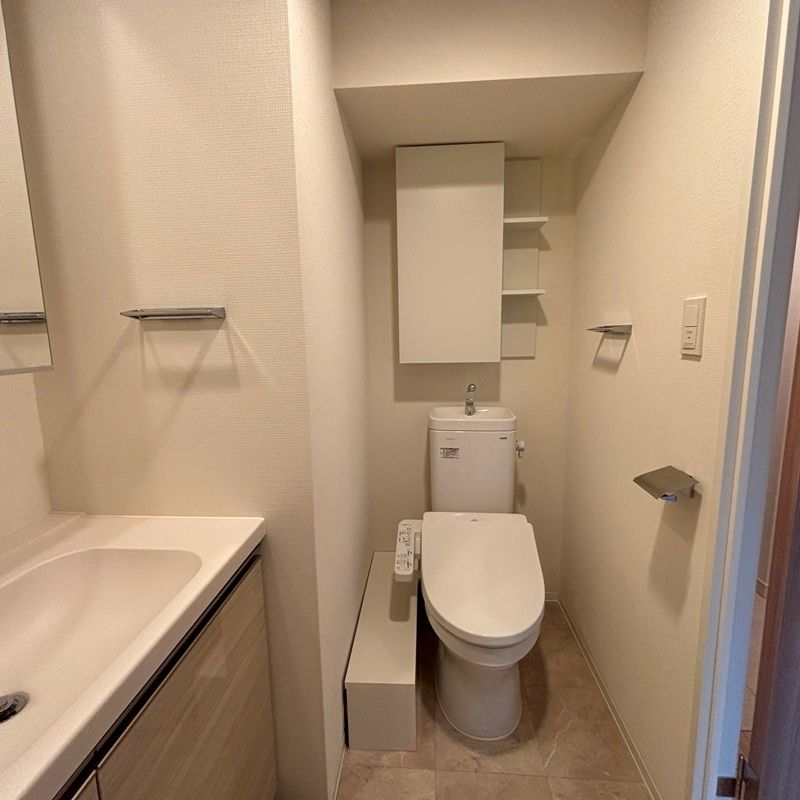 トイレ　落ち着いた色調のトイレです