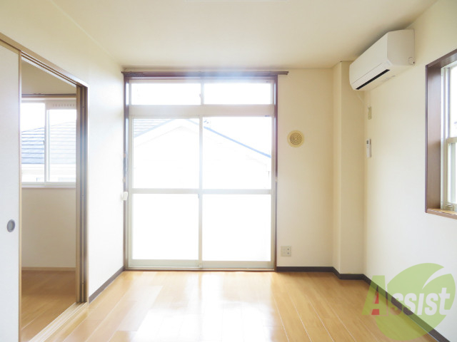 居室・リビング　陽の光が差し込む明るいお部屋は気持がいいですね～