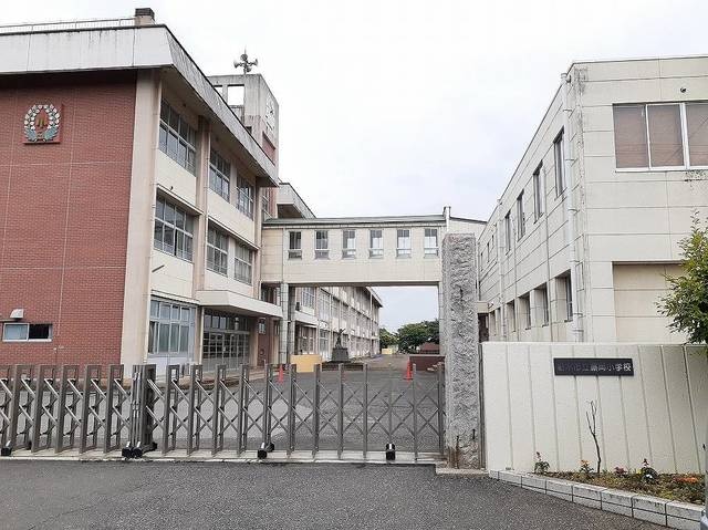 小学校　栃木市立藤岡小学校（小学校）まで607m