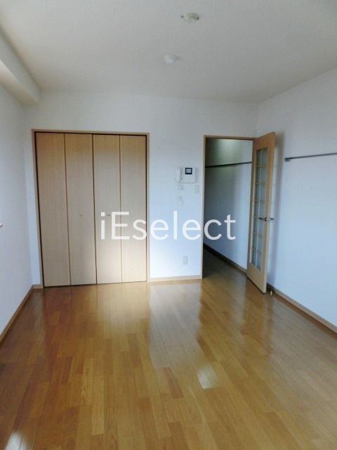 その他部屋・スペース　バルコニーからの洋室です。