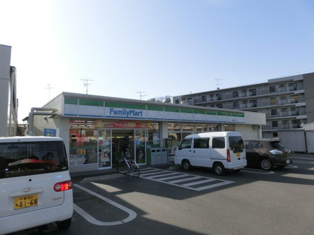 コンビニ　ファミリーマート（コンビニ）まで270m