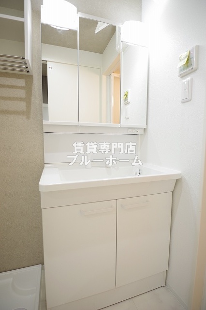洗面設備　収納付き三面鏡独立洗面台！