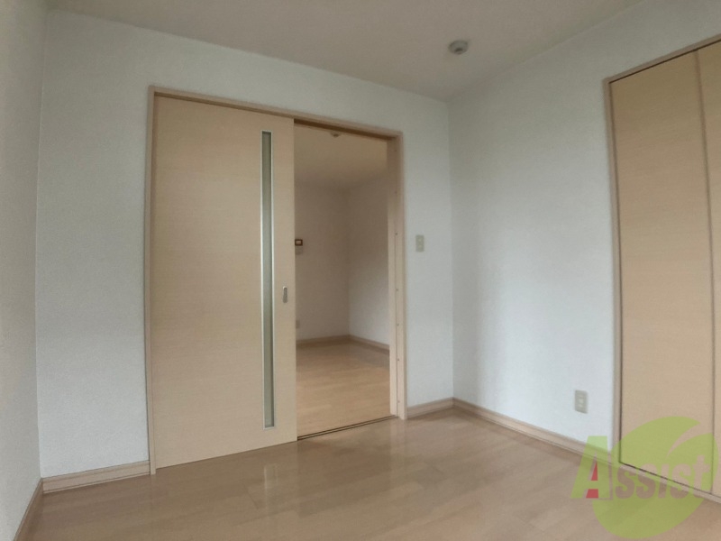 その他部屋・スペース　木目のフローリングは落ち着きのある印象のお部屋になりますね。