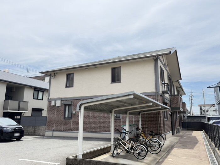 建物外観　桂川駅徒歩12分。周辺に商業施設が充実した最上階2階建の外観
