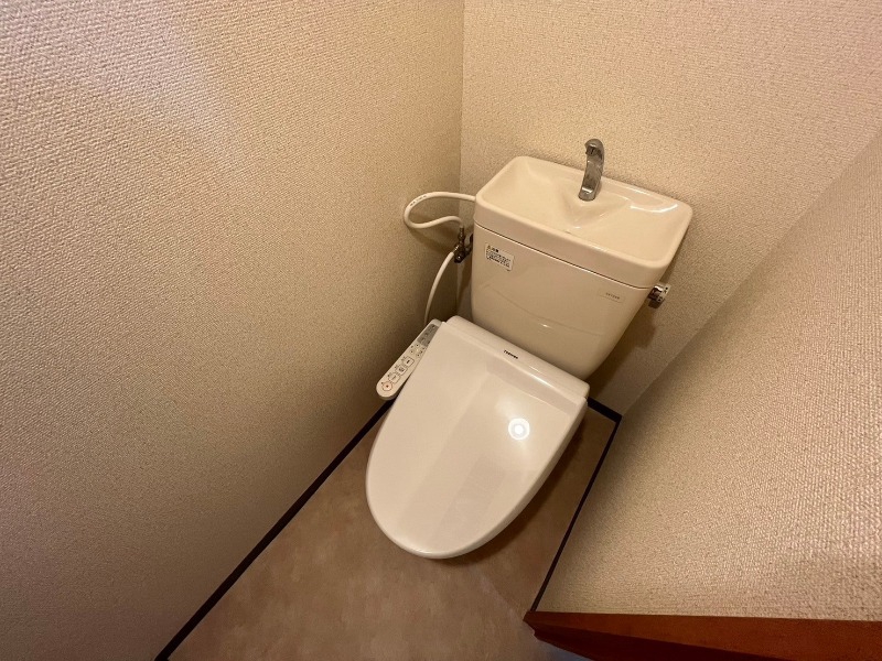 トイレ　こちらはトイレです。清潔感があり、安心して使用できます。
