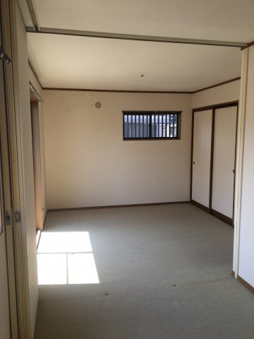 石町2車庫付定期借家の居間写真