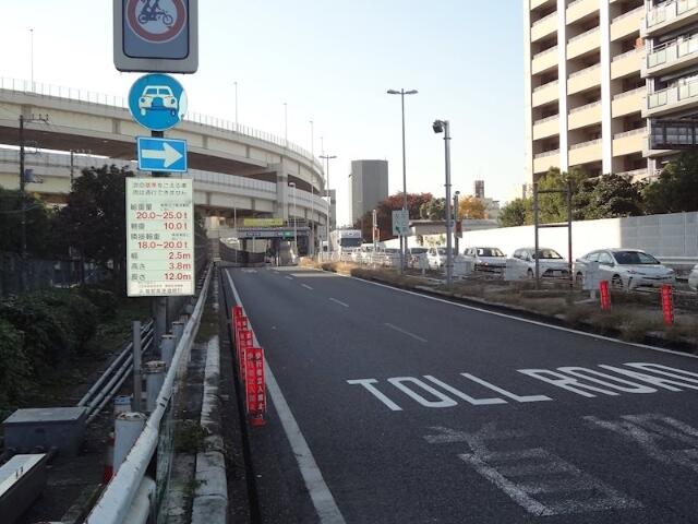 駐車場　高速道路入口