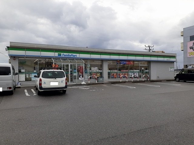 コンビニ　ファミリーマート 高岡三女子店（コンビニ）まで590m