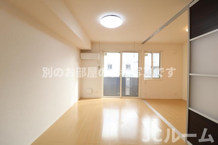 居室・リビング　※同物件の別の別のお部屋の参考写真です