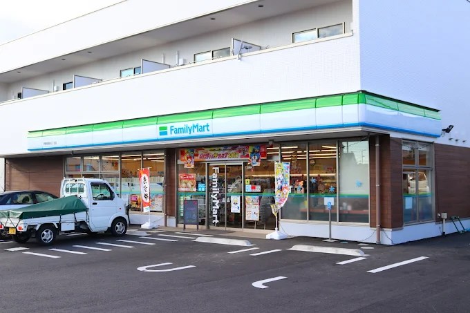 コンビニ　ファミリーマート 伊勢原高森三丁目店（コンビニ）まで96m