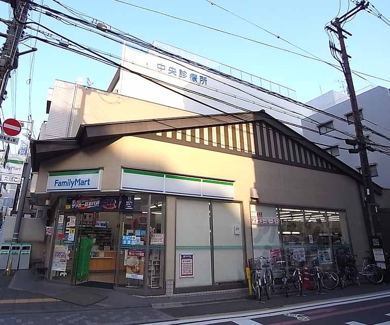 コンビニ　ファミリーマート京都三条高倉店（コンビニ）まで117m