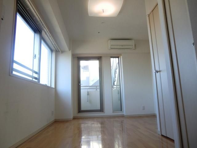 居室・リビング　☆二面採光で明るいお部屋☆