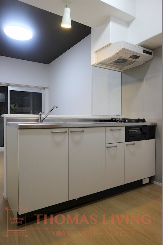 キッチン　調理しやすいようにシンクとコンロの間が広く取られています。