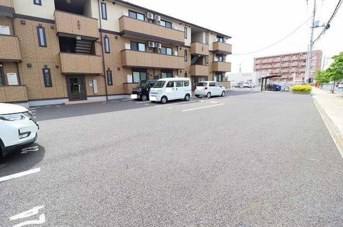 駐車場　駐車場があるので、車を買う予定の方も安心です