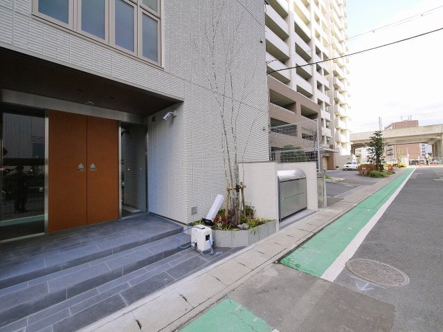 エントランス　オートロック付きで安心。