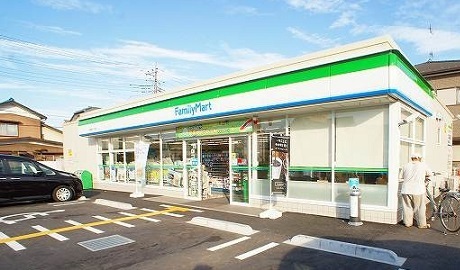 コンビニ　ファミリーマート（コンビニ）まで600m