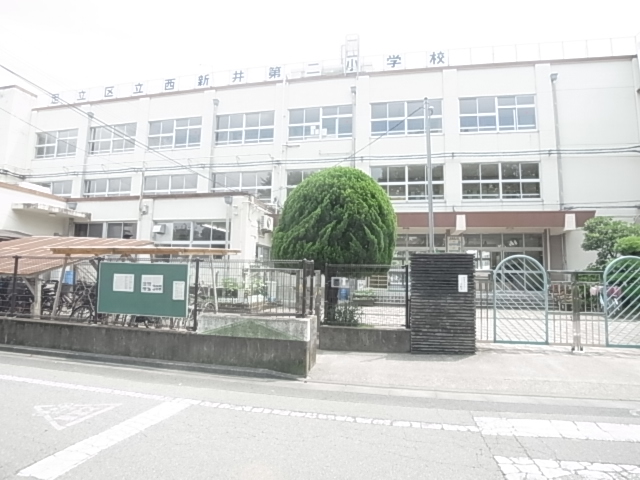 小学校　足立区立西新井第二小学校（小学校）まで454m