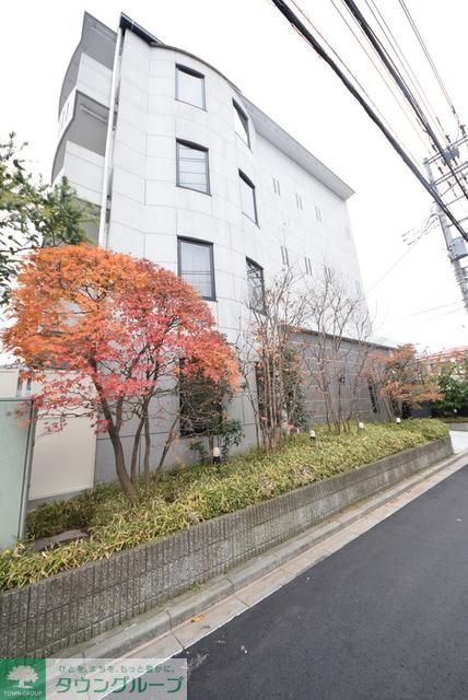 建物外観　たくさんの緑がお出迎えしてくれます