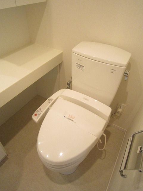 トイレ　温水洗浄機能付き