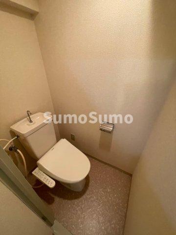 トイレ　落ち着いた色調のトイレです