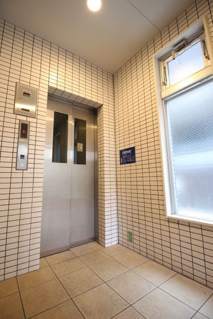 その他共有部分　オートロックの先にエレベータ完備