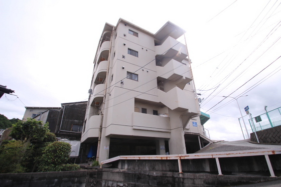 広島市東区戸坂千足のマンションの建物外観