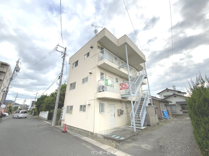 松本市横田のマンションの建物外観