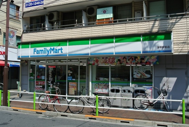 コンビニ　ファミリーマート（コンビニ）まで120m