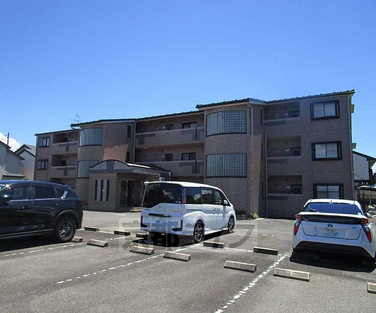 京都市西京区川島粟田町のマンションの建物外観
