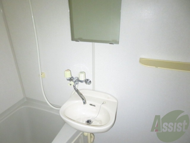 洗面設備　こちらの洗面台で洗顔、歯磨きも行えます。