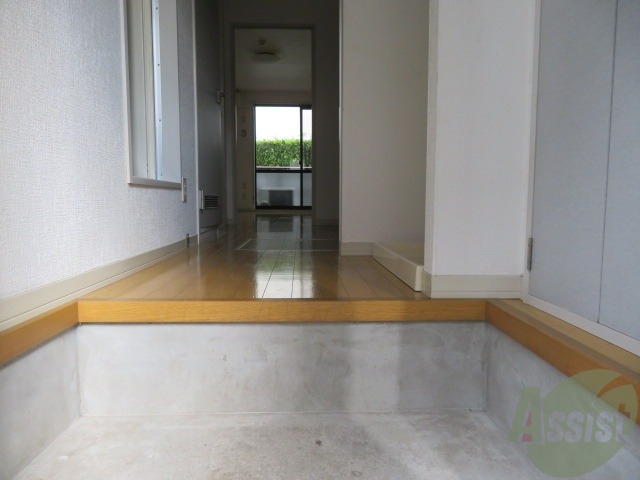 玄関　玄関からの様子です。綺麗なフローリングが広がっています。