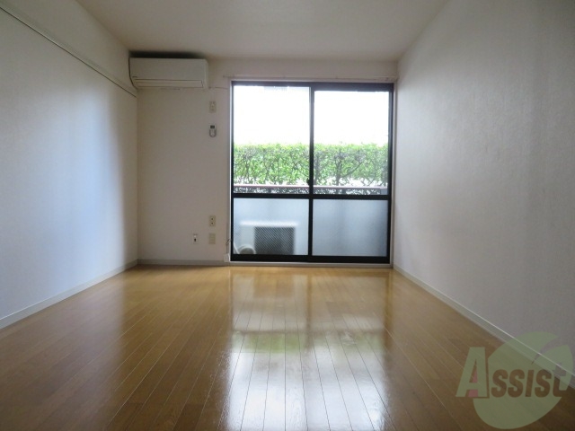 居室・リビング　広くきれいなリビングは明るい光も良く差します。