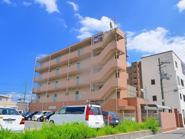 木津川市木津駅前のマンションの建物外観