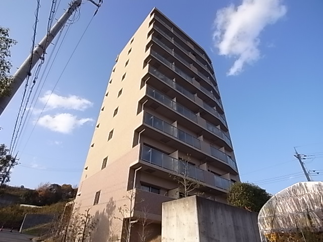 【神戸市西区前開南町のマンションの建物外観】